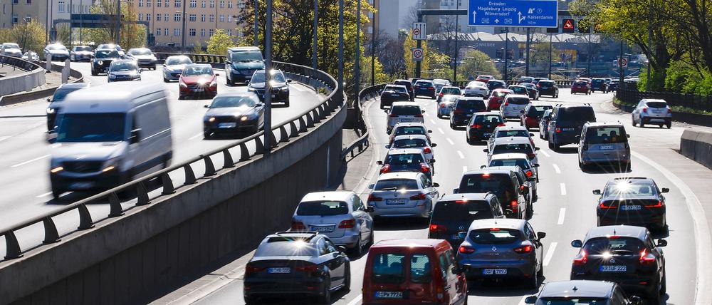 Berlin: Autos fahren auf der Stadtautobahn A100.
