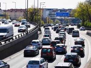 ARCHIV - 18.04.2022, Berlin: Autos fahren auf der Stadtautobahn A100.