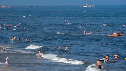 Hunderte Touristen suchen Abkühlung an der Ostsee auf der Insel Usedom.