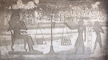 Ostwand der Grabkammer des Amen-hotep. Links ist Nihe, der Vizekönig von Kusch zu sehen, wie er dem Goldwiegen zuschaut.