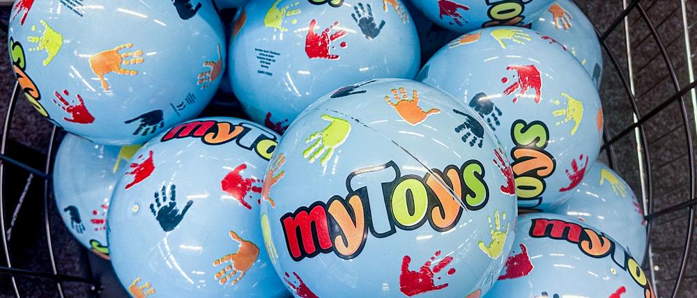 Zahlreiche Bälle mit dem Logo von Mytoys liegen in einem Korb.