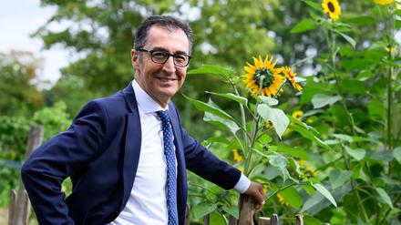Cem Özdemir (Bündnis 90/Die Grünen), Bundesminister für Ernährung und Landwirtschaft, steht nach der Pressekonferenz zum amtlichen Erntebericht 2023 auf dem Gelände der Domäne Dahlem vor Sonnenblumen. 