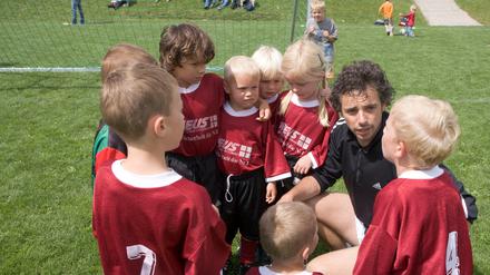 In Sportvereinen lernen Kinder Gruppenzusammenhalt. Oftmals von Ehrenamtlichen geführt, sind die Vereine Orte des Austauschs.