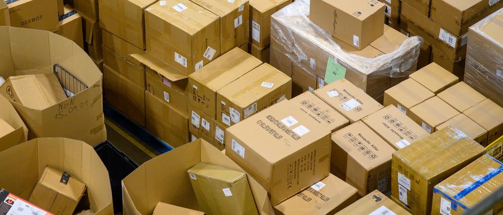 Pakete liegen vor der Verladestation eines Logistikzentrums. Um Schwarzarbeit und illegale Beschäftigung in Deutschlands Paketbranche zu unterbinden, fordern zwei Grünenpolitiker härtere Regeln für den Einsatz von Subunternehmern.