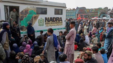 Afghanische Flüchtlinge in einem Abschiebezentrum.  Von der Nationalen Datenbank- und Registrierungsbehörde (NADRA) werden sie vor der Ausreise biometrisch überprüft.