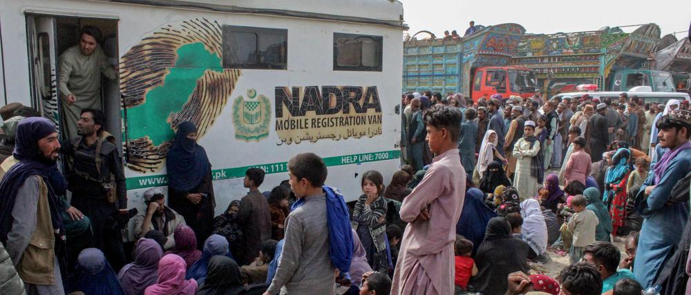 Afghanische Flüchtlinge in einem Abschiebezentrum.  Von der Nationalen Datenbank- und Registrierungsbehörde (NADRA) werden sie vor der Ausreise biometrisch überprüft.