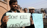 Trauernde in Peschawar: "Tötet unsere Kinder nicht."