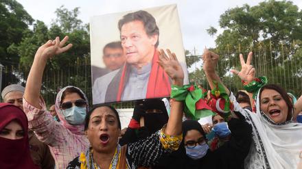 Mitglieder von Imran Khans Partei demonstrieren gegen dessen Verhaftung.
