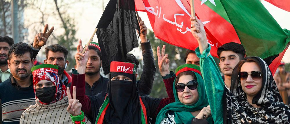 Unterstützer von Ex-Premier Khan protestieren gegen das Wahlergebnis.