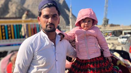 Pakistan, Torcham: Ismail Khan steht mit seiner Familie am Grenzübergang Torcham zu Afghanistan. Pakistan nennt er sein Zuhause, in Afghanistan müsse er von Null anfangen. 