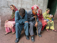 Eltern und andere Verwandte von Shafqat Hussain trauern.