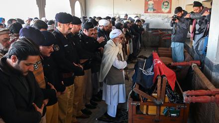Gebet für einen beim Anschlag auf die Moschee getöteten Polizisten in Peshawar. 