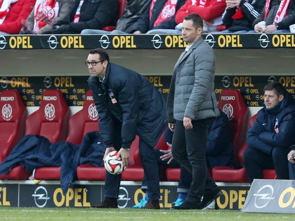 In February 2015, Dardai was promoted to head coach by Hertha's sports director Michael Preetz (left).