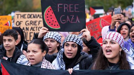 Pro-palästinensische Demonstranten versammeln sich im Berliner Stadtteil Kreuzberg. 