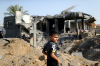Ein palästinensischer Junge vor den Trümmern eines zerstörten Hauses im Gazastreifen