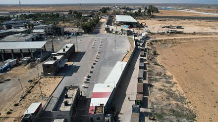 Ein Lastwagenkonvoi kommt mit humanitären Hilfsgütern aus Ägypten über den Grenzübergang Rafah in den Gazastreifen. 
