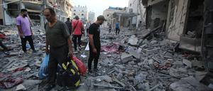 Palästinensische Familien begutachten die Zerstörung in Gaza.