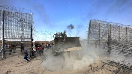 Mit Bulldozern und Sprengsätzen riss die Terrorganisation Hamas am Samstag an mehreren Stellen die Grenzbefestigung zu Israel nieder.