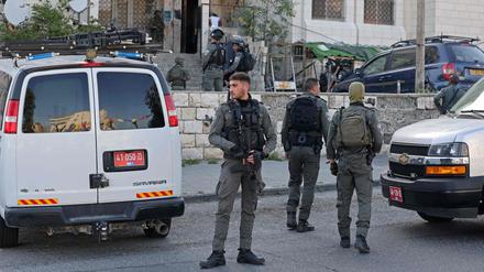 Israelische Sicherheitskräfte suchen nach einem Schusswechsel im Stadtteil Sheikh Jarrah im annektierten Ostjerusalem nach Verdächtigen. 