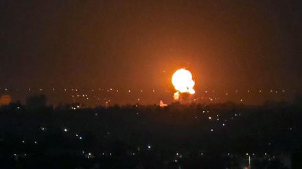 Rauch und Flammen steigen während eines israelischen Luftangriffs im Flüchtlingslager Maghazi im zentralen Gazastreifen am frühen Morgen des 4. November 2022 auf.