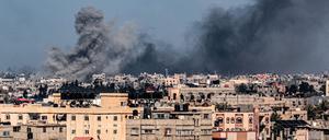 Von Rafah aus sieht man Rauchschwaden über Chan Yunis aufsteigen. 