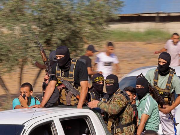 Dieses Foto soll palästinensische Kämpfer zeigen, die auf dem Weg zum Grenzzaun sind.