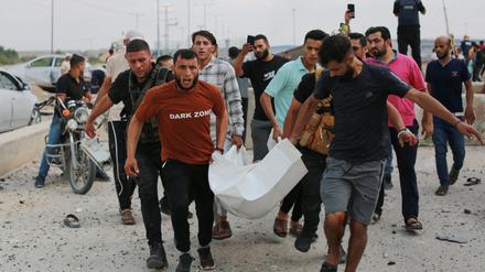 Palästinenser tragen am Samstag eine Leiche nach einem israelischen Luftangriff. 