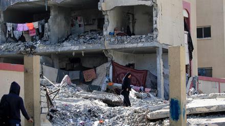 Palästinenser inspizieren die Schäden nach einem israelischen Luftangriff in Rafah im südlichen Gazastreifen am 22. Mai 2024.