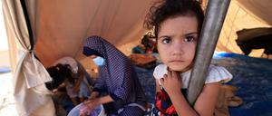 Ein kleines Mädchen in einem UN-Zeltlager im südlichen Gazastreifen, das Fliehenden Schutz bieten soll. 