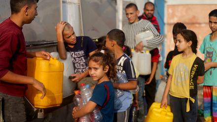 Es reicht kaum für das Nötigste: Wasserausgabe im südlichen Gazastreifen.
