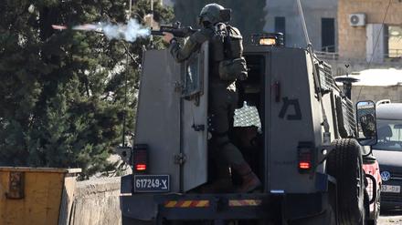 Gepanzerter Angriff: Ein israelischer Soldat eröffnet in Nablus das Feuer.