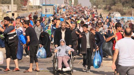 Palästinenser fliehen zu Fuß – es gibt kein Benzin mehr – vom Norden in den Süden des Gazastreifens.