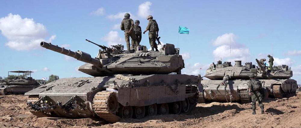 Israelische Soldaten, die auf einem Kampfpanzer der Givati-Brigade stehen, im Osten von Rafah. 