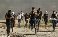 Palästinensische Jugendliche rennen östlich von Gaza-Stadt nach gewaltsamen Auseinandersetzungen mit dem israelischem Militär vor dem Tränengas davon.