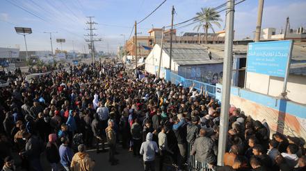 Hunderte Palästinenser stehen vor einer UN-Einrichtung Schlange und warten auf die Versorgung mit Hilfsgütern. 