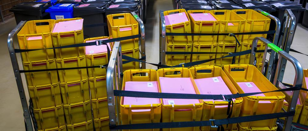 In den Räumen vom Statistischen Landesamt werden die Umschläge mit den Stimmzetteln der Briefwähler aus Bremen sortiert. 