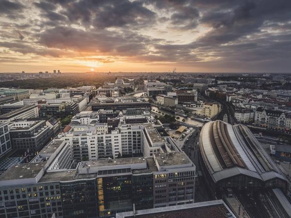 Luftige Perspektive: Berlin aus dem Helikopter ist ein Erlebnis