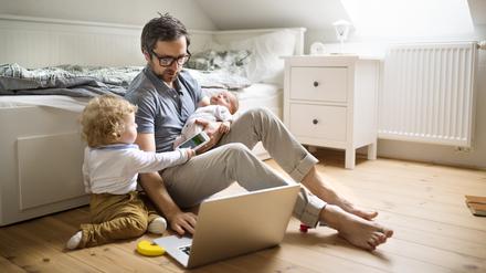 Gefordert an allen Fronten: Gleichzeitig Leistung im Job zu bringen und für die Familie da zu sein, stresst Väter heute mehr früher.