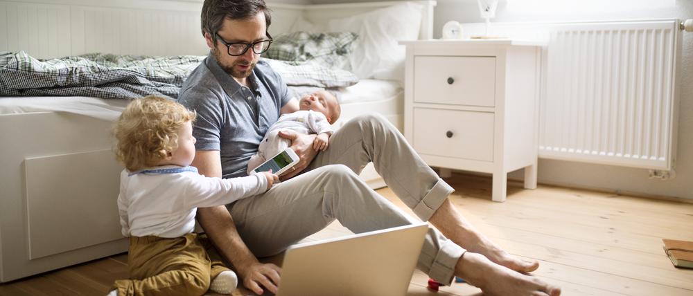 Gefordert an allen Fronten: Gleichzeitig Leistung im Job zu bringen und für die Familie da zu sein, stresst Väter heute mehr früher.