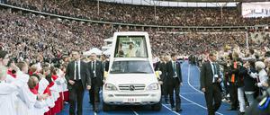 Papst Benedikt XVI. mit dem Papamobil im Berliner Olympiastadion.