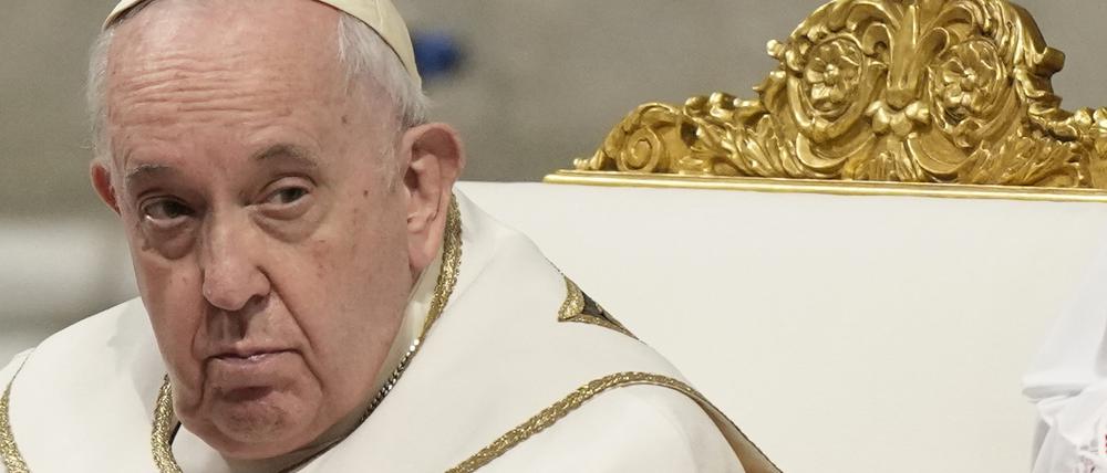Das Bild zeigt Papst Franziskus bei einer Epiphanias-Messe im Petersdom am 6. Januar 2023. 