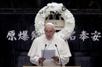 Papst Franziskus spricht im Atomic Bomb Hypocenter Park in Nagasaki.