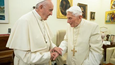 Papst Franziskus (l.) und der emeritierte Papst Benedikt XVI.