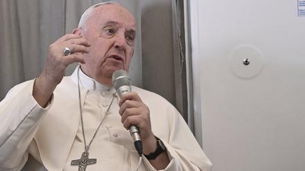 Papst Franziskus warnt vor Verschmelzung von Mensch und Maschine.
