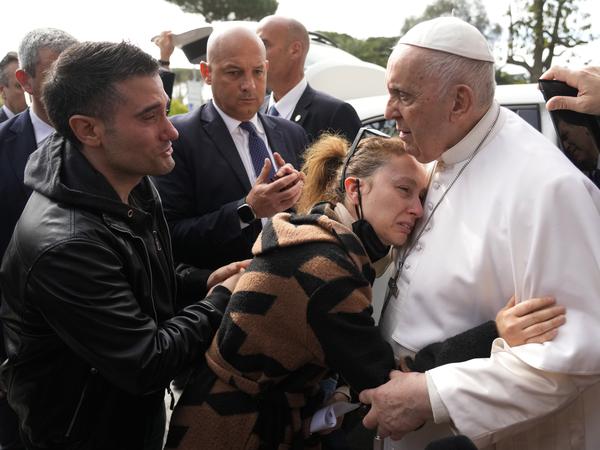 Papst Franziskus tröstet Serena Subania und Matteo Rugghia, die am Vortag ihre fünfjährige Tochter Angelica verloren haben.