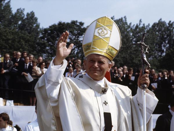 Papst Johannes Paul II. wink bei einem Besuch in Tschenstochau (Cz·stochowa). 