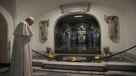 Papst Franziskus während seiner Gebetszeit an den Gräbern der Päpste in den Grotten der Vatikanbasilika (Archivbild). 