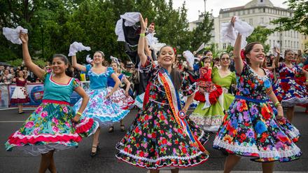 19.05.2024, Berlin: Tänzerinnen der Gruppe «Grupo Chile» tanzen bei der Parade zum 26. Karneval der Kulturen. Der international geprägte Straßenumzug mit Musik- und Tanzgruppen zieht Tausende Besucher an. Foto: Monika Skolimowska/dpa +++ dpa-Bildfunk +++