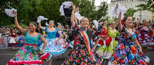 19.05.2024, Berlin: Tänzerinnen der Gruppe «Grupo Chile» tanzen bei der Parade zum 26. Karneval der Kulturen. Der international geprägte Straßenumzug mit Musik- und Tanzgruppen zieht Tausende Besucher an. Foto: Monika Skolimowska/dpa +++ dpa-Bildfunk +++