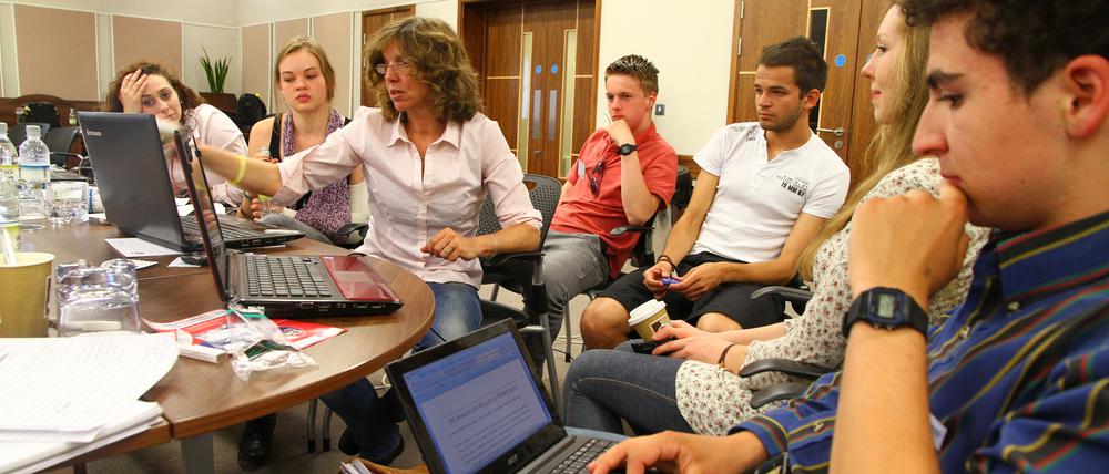 Ein Vorbild: Annette Kögel, Redakteurin von „Der Tagesspiegel“, arbeitet mit Schülern an der Paralympics Zeitung.